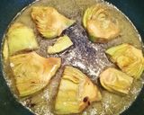 Foto del paso 3 de la receta Tosta de huevo frito con chips de alcachofas y carne de morcilla