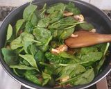 Foto del paso 4 de la receta: Macarrones con pollo, shiitake, espinacas y tomate