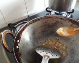 A picture of step 3 of Okra fry using panch phoran.