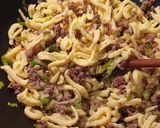 Póréhagymás-pirított hús nudlival recept fázis 3 fotója
