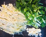 Hình bước làm 3 của món Măng tươi xào thịt ba chỉ ram