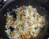 Foto del paso 5 de la receta: Pollo estofado con boniato, pasas sultanas, cúrcuma y jengibre