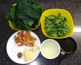 A picture of step 1 of Pine Nut and Spinach Pesto.