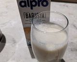 A picture of step 1 of Banana, peanut butter and cinnamon dairy-free Smoothie.