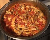 Une image de l'étape 9 de Moules aux tomates, champignons et persil.