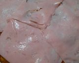 Foto del paso 3 de la receta: Pizza con pernil, salsa de morrón, cebolla y tomate