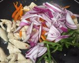 Foto del paso 3 de la receta: Tacos dorados con fajitas de pollo