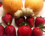 Foto del paso 1 de la receta: Jugo de naranja, frutillas y jengibre