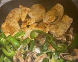 Foto del paso 1 de la receta: Nopales asados con queso en air fryer y fajitas de pollo con verduras salteadas 🤤