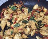 Foto langkah ke 4 dari resep Pad Kra Pao / Ayam Kemangi Thailand.