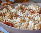 Foto del paso 2 de la receta: Ensalada de pasta y salmón con burrata