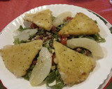 Foto del paso 9 de la receta: Ensalada de rúcula con queso frito, pera en almíbar y vinagreta de orégano