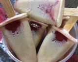 Foto del paso 5 de la receta: Paletas heladas de crema rellenas de fresa