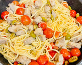A picture of step 5 of Spaghetti with tuna, green olives and cherry tomatoes.