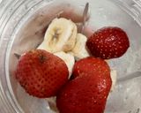 Foto langkah ke 2 dari resep Smoothies Strawberry Pisang.