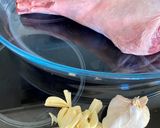 Une image de l'étape 1 de Gigot d’agneau à l’ail, miel, moutarde et muscat.