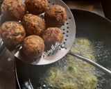 A picture of step 5 of Ponk Wada/ Fresh Shorgum Pakora.