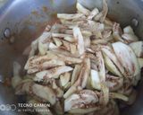A picture of step 4 of Aloo bengan.