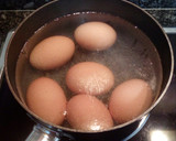 Foto del paso 1 de la receta: Huevos rellenos con bechamel