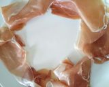 A picture of step 2 of Prosciutto, caprino e funghi salad.