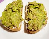 Foto del paso 5 de la receta: Montaditos de queso con crema de aguacate y atún