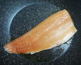 Foto del paso 2 de la receta: Trucha asalmonada a la plancha