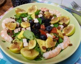Foto del paso 2 de la receta: Ensalada veraniega con higos, gambas, aguacate, piña