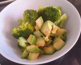 Foto del paso 2 de la receta: Brócoli al vapor y aguacate al pesto de cilantro
