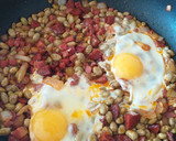 Foto del paso 3 de la receta: Habitas con jamón, chorizo y huevo