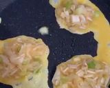 Foto langkah ke 2 dari resep Enoki Omelette.