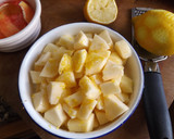 Foto del paso 1 de la receta: Daditos de manzana rosada, especiados y con granada fresca