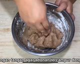 Foto langkah ke 2 dari resep Kue kering coklat wajan 4 bahan.