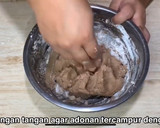 Foto langkah ke 2 dari resep Kue kering coklat wajan 4 bahan.