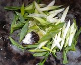 Foto langkah ke 2 dari resep Shimeji Tumis Daun Bawang.
