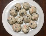 Foto langkah ke 3 dari resep Sushi Rice Ball.