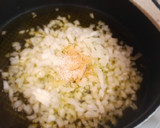 Foto del paso 2 de la receta: Patatas en salsa con langostinos y champiñones