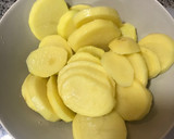 Foto del paso 1 de la receta: Cazuela (patatas con bacalao y huevos cocidos)