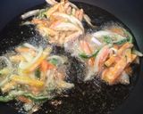 รูปขั้นตอนการทำที่ 5 ของ ผักรวมชุบแป้งทอด(คาคิอาเกะ)かき揚げ