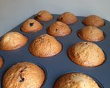 Foto langkah ke 5 dari resep Bakery Style Vanilla Chocochips Muffin.