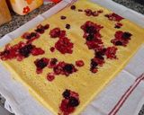 Foto del paso 5 de la receta: Bracito con arándanos relleno de crema y cobertura de chocolate, toffee y crocanti (sin gluten)
