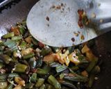 बटाटा भिंडी फ्राई (Batata bhindi fry recipe in Hindi) रेसिपी चरण 5 फोटो
