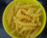 A picture of step 1 of White sauce cheese pasta.