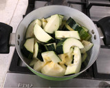 Foto del paso 1 de la receta: Salsa verde de zapallito y acelga