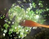 Foto del paso 6 de la receta Sopa de marisco congelado y fresco con fondo de cebolletas