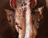 Foto del paso 3 de la receta: Besugo de bajura a la espalda, con ajos fritos
