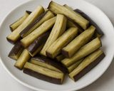 Foto del passaggio 1 della ricetta Vellutata di Melanzane, Tartare (Quenelle) di Robiola e Mandorle Tostate