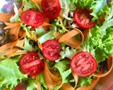 Hình bước làm 2 của món 🌱 Salad Hoa Cỏ (Cúc Tần & Bồ Công Anh)