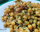 Foto del paso 6 de la receta: Garbanzos con revuelto de pulpo y gulas