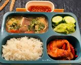 Hình bước làm 3 của món Hộp cơm vui vẻ 3 (cá lóc kho, canh chua cá lóc và rau xà lách)
