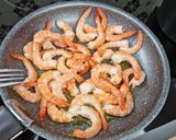 Une image de l'étape 2 de °Pâtes aux crevettes sauce crème et pesto°.